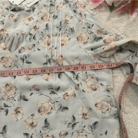 NWT Skies Are Blue - Jacquelin Pin Tuck Detail Floral Rose Blouse Light Grey XXL - Picture 9 of 13